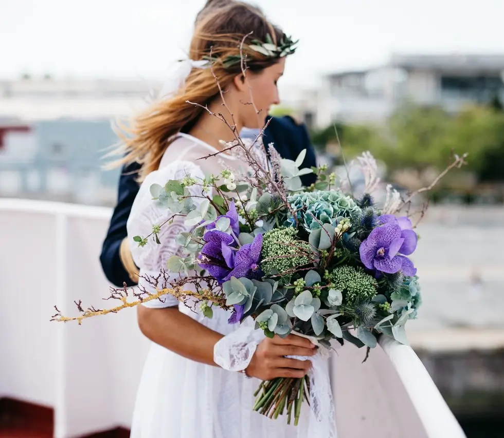 Novia con ramo de flores moradas