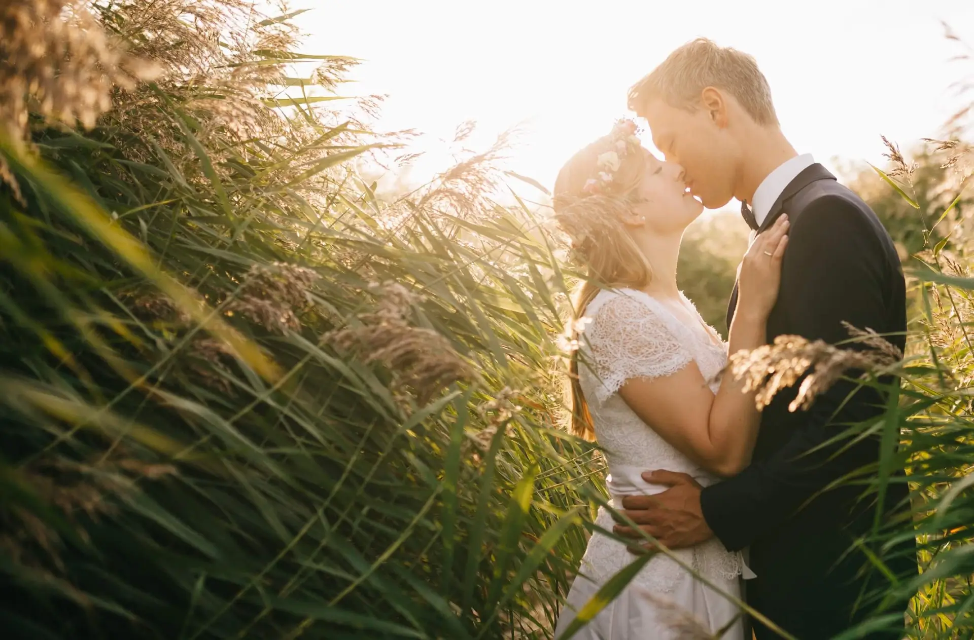 Novios besandose en un campo
